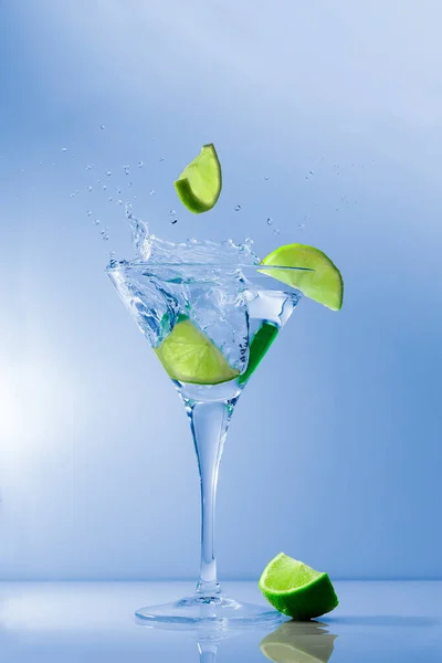 Cocktailgetränk Mit Spritzenden Limettenscheiben — Stockfoto