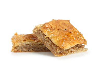 Beyaz üzerine izole edilmiş iki parça baklava.