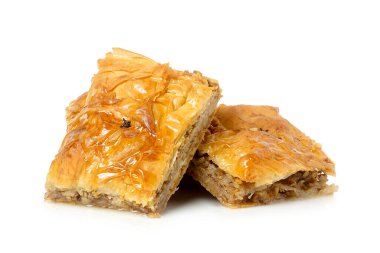 Beyaz üzerine izole edilmiş iki parça baklava.