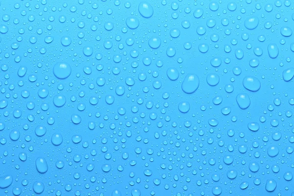 光の青い表面に水滴が — ストック写真