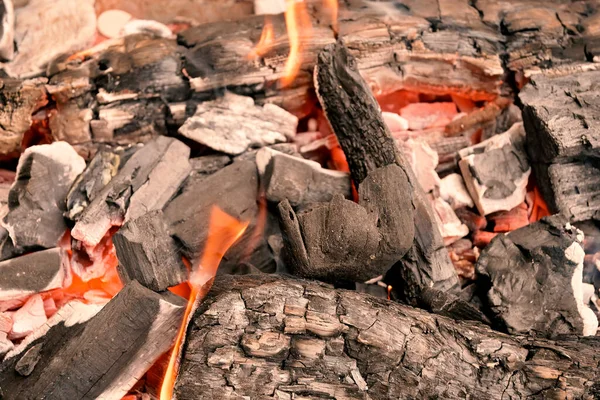 Primo Piano Della Combustione Del Carbone Del Legno — Foto Stock