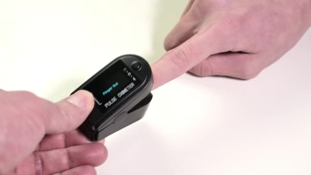 用脉冲血氧计测量一个人的脉搏和氧饱和度 — 图库视频影像