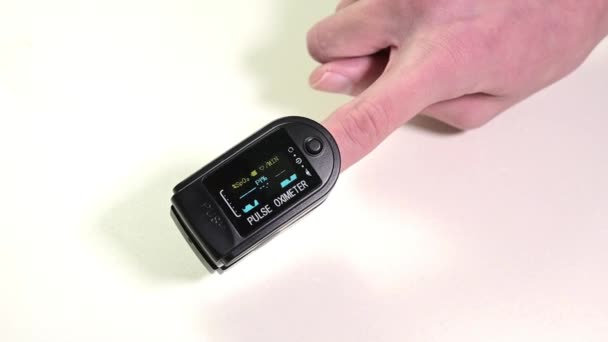 Measuring Person Pulse Oxygen Saturation Pulse Oximeter — стоковое видео