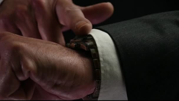 Nahaufnahme Eines Geschäftsmannes Beim Auschecken Seiner Armbanduhr — Stockvideo