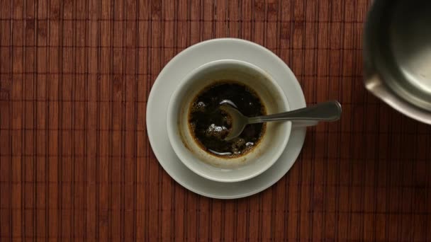 Nalévání Horké Vody Šálku Kávy — Stock video
