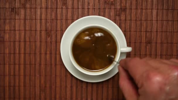 Мужской Руки Перемешивания Чашку Кофе Вид Сверху — стоковое видео