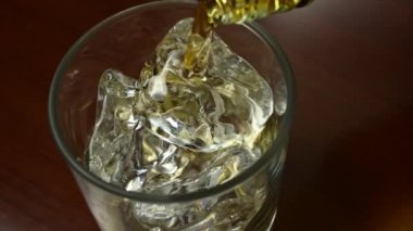 Buzlu bir bardak viski dolduruyorum.