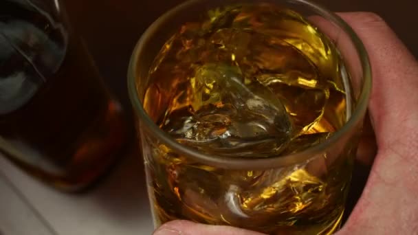 Szklanka Whisky Ręku Człowieka — Wideo stockowe
