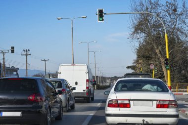 Arabalar yeşil ışık bekliyor.
