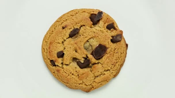 Cookie Pépites Chocolat Rotatif Sur Blanc Vue Dessus — Video