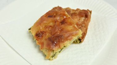 Ispanaklı turtanın dönüşümlü iki parçasına yakın çekim