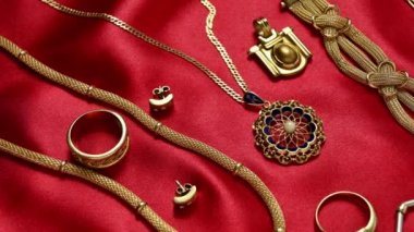 Kırmızı saten üzerindeki eşsiz mücevher parçalarının izleme çekimi