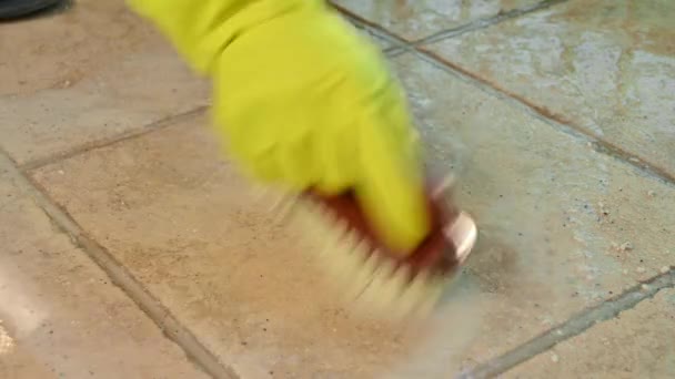 黄色のゴム手袋床のタイルをこすり人 — ストック動画