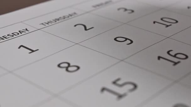 男性の手を閉じてカレンダー上の重要な日付を旋回リアルタイムで — ストック動画