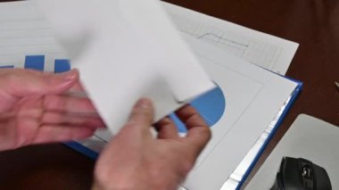 Zarfı açan adam gerçek zamanlı olarak işe alındığını söylüyor.