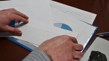 Zarfı açan adam kovulduğunu söylüyor, gerçek zamanlı.