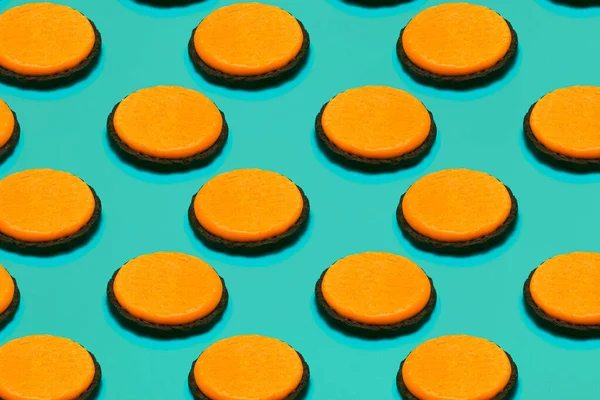 Шоколадное Печенье Оранжевым Кремом Заполнения Светло Голубой Пластиковой Поверхности Шаблон — стоковое фото