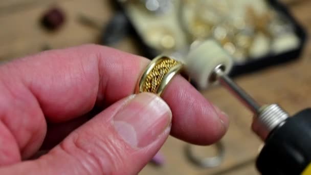 Closeup Της Στίλβωσης Ένα Χρυσό Δαχτυλίδι Εργαλείο Κινητήρα — Αρχείο Βίντεο