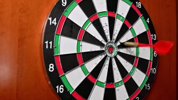 Närbild Dartspel Sista Pil Träffar Bullseye — Stockvideo