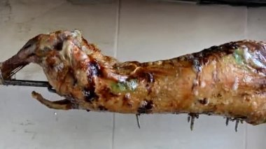 Sıcak kömürün üzerinde dönen kuzu tükürüğü