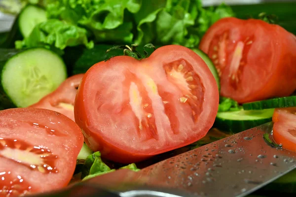 Doğranmış Domatesli Bıçak Kesme Tahtasındaki Salatalık — Stok fotoğraf