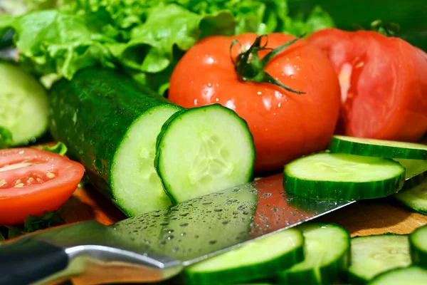 Knife Sliced Cucumber Tomatoes Cutting Board —  Fotos de Stock