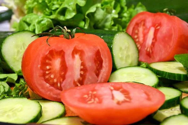 Rodajas Tomates Pepino Tabla Cortar — Foto de Stock