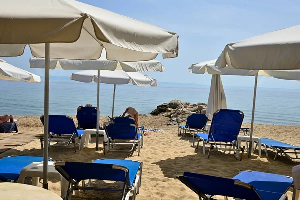 Blue Sunbeds Umbrellas Beach Person Reading Book — Stock Photo, Image