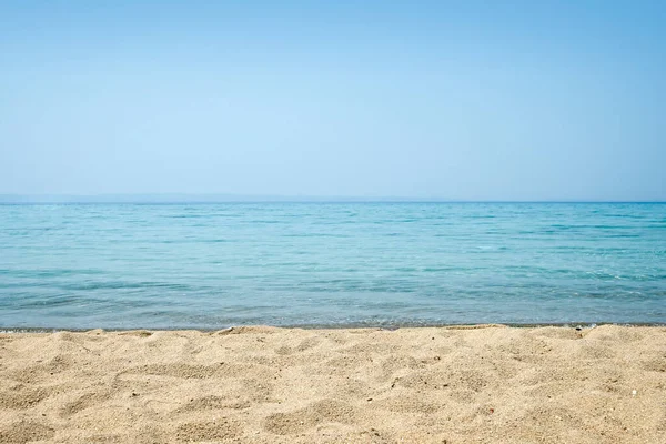 Mooi Leeg Strand Met Blauwe Kalme Zee Lucht — Stockfoto