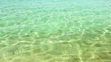 Şeffaf deniz yüzeyinde gerçek zamanlı dalgalanmalar