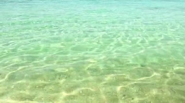 Şeffaf deniz yüzeyinde gerçek zamanlı dalgalanmalar