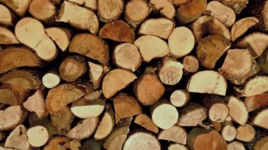 Yığılmış tahta kütüklerin kayan görüntüsü