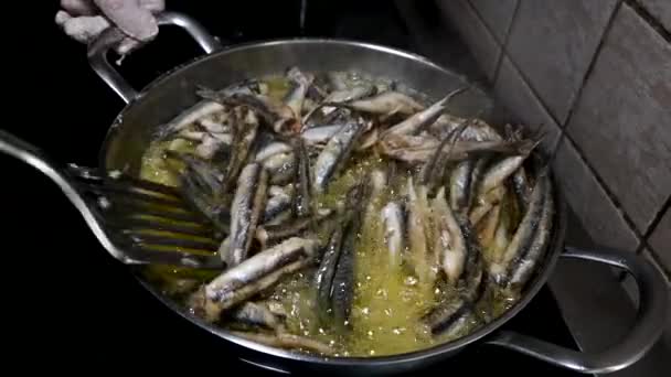 Persona Con Espátula Pescado Cocinar Pescado Sartén Tiempo Real — Vídeos de Stock