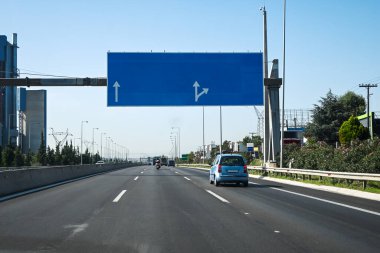 Karayolu üzerinde fotokopi alanı olan kocaman boş yol tabelası