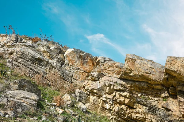 美丽的层状岩石 阳光灿烂的蓝天 — 图库照片