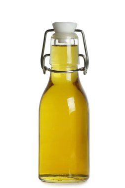 Beyaz üzerine izole edilmiş tek bir şişe zeytinyağı.