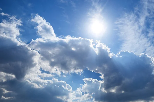 Parlak Güneş Bulutların Üzerinde Parlıyor Gökyüzü Arkaplanı — Stok fotoğraf