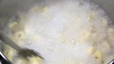 Gerçek zamanlı kaynar suda tortellini pişirmeye yakın.