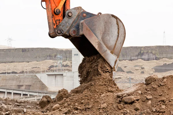 Bucket Unloading Dirt — Stock Photo, Image