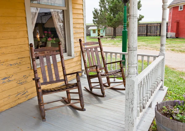 Voorporch schommelstoelen Rechtenvrije Stockfoto's