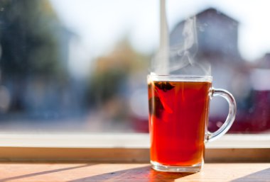 pencere tarafından sıcak çay