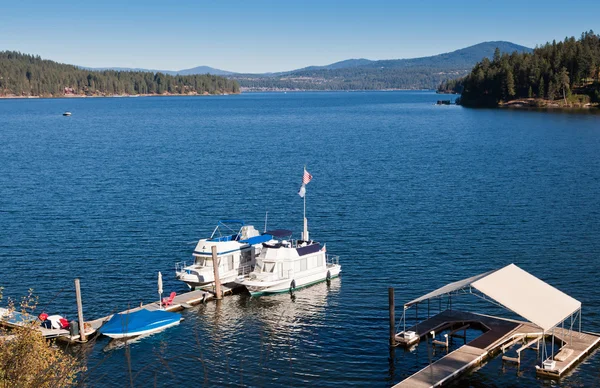 Boten in een dok geplaatst op een blauwe meer — Stockfoto