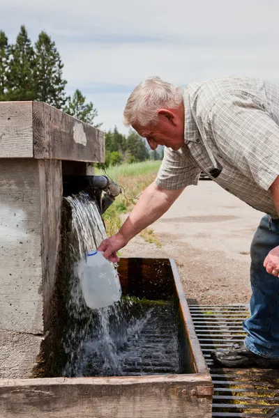 Remplissage des cruches d'eau — Photo