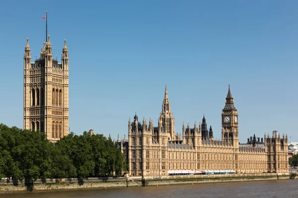 Domy v parlamentu a big ben — Stock fotografie