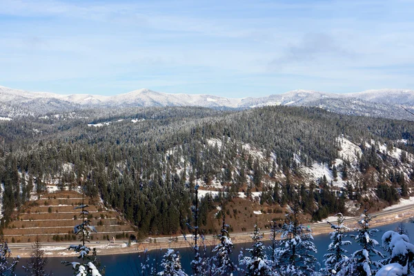 Взимку гірський ландшафт — стокове фото