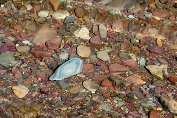 Многоцветные скалы под водой — стоковое фото