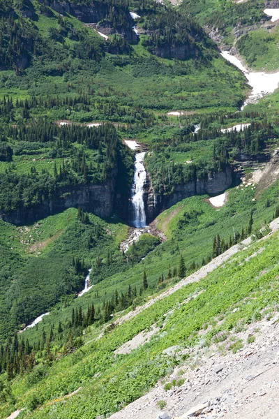 Vattenfall i gröna dalen — Stockfoto