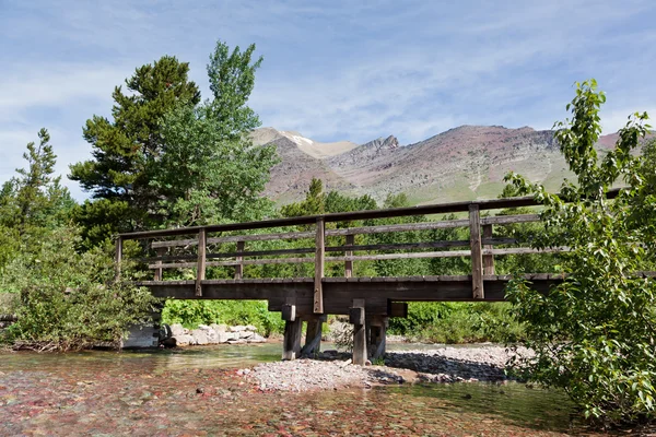 Puente sobre agua clara —  Fotos de Stock