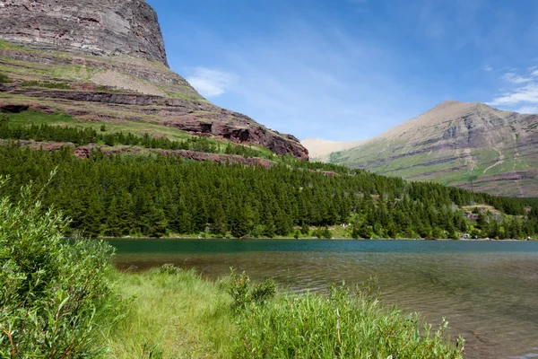 Montanha rochosa por lago — Fotografia de Stock