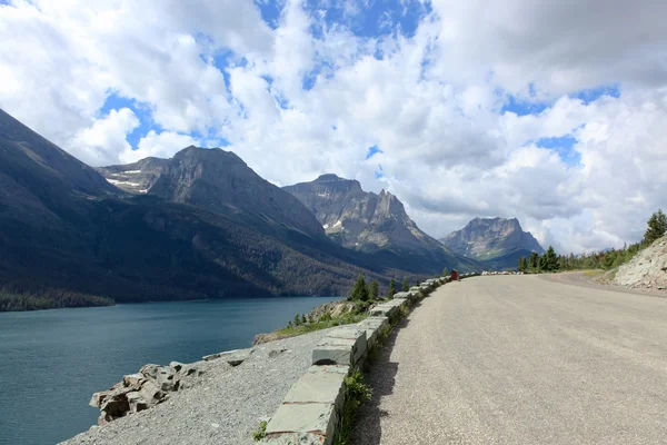 Carretera junto al lago y las montañas —  Fotos de Stock